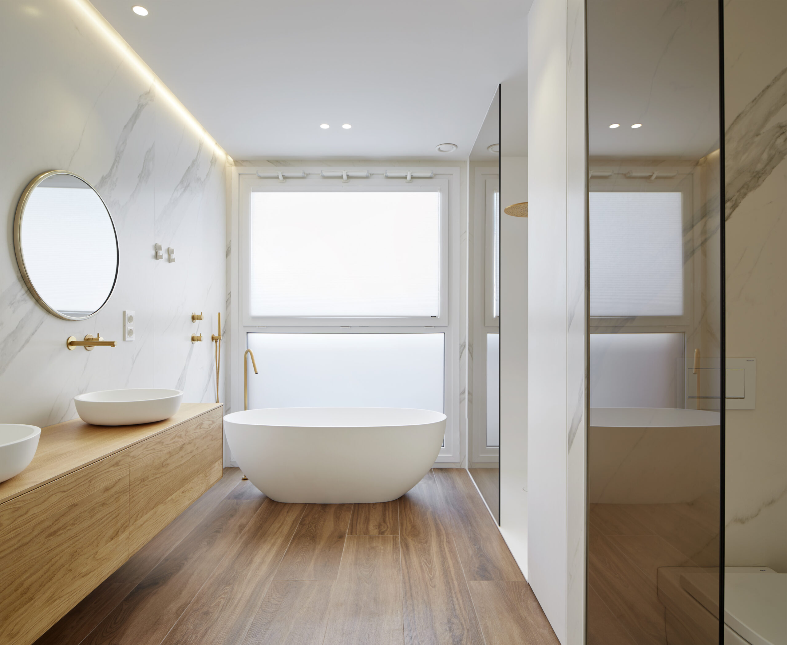 Baño con bañera exenta y falso techo de pladur con iluminación LED