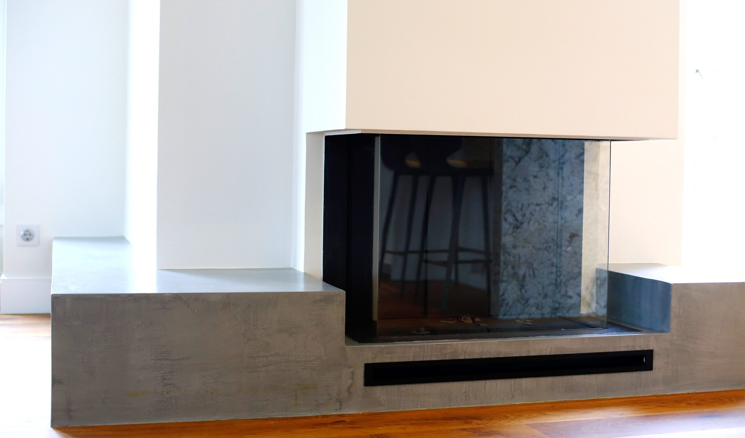 Chimenea moderna con revestimiento de pladur y piedra negra