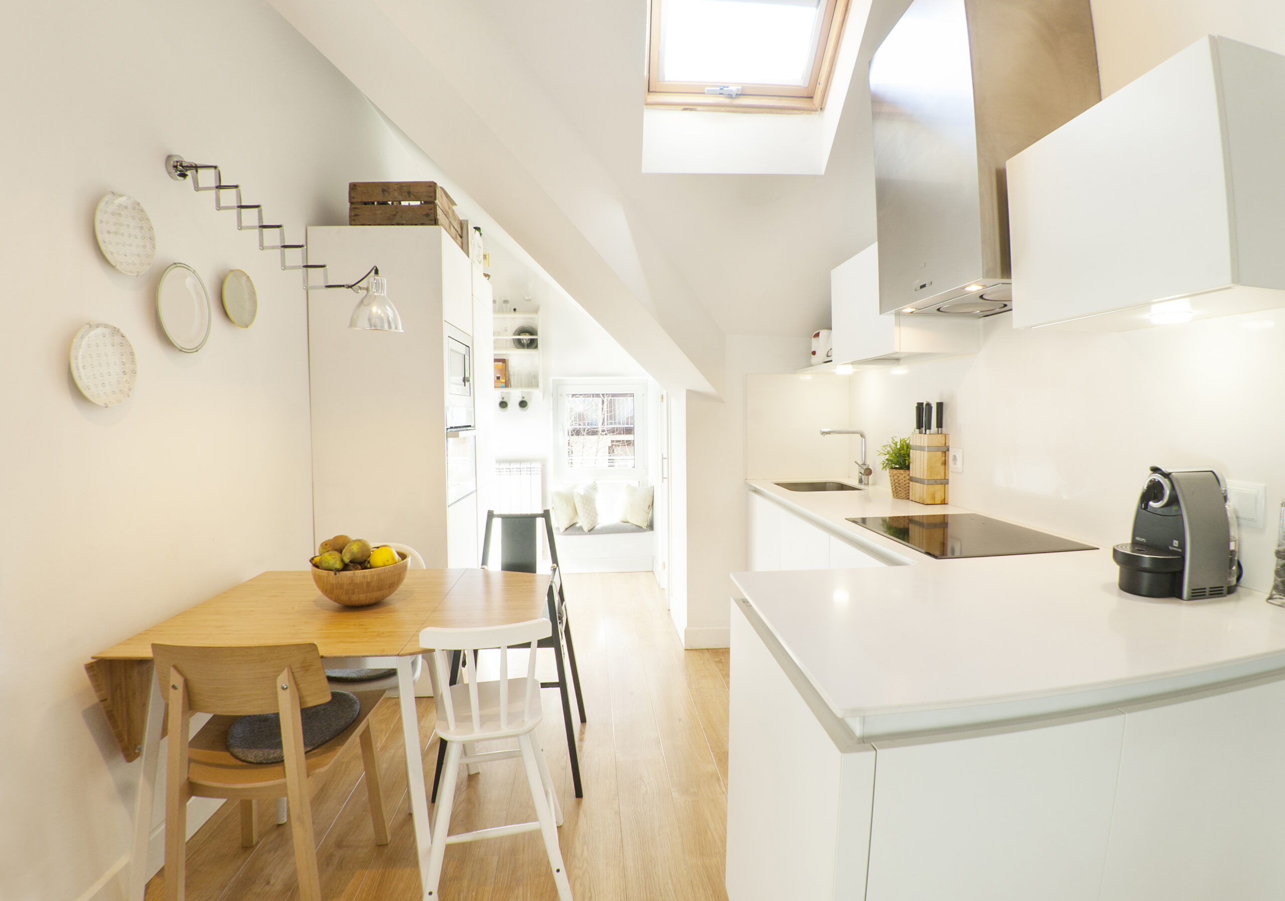 Cocina y comedor en buhardilla con falsos techos de pladur