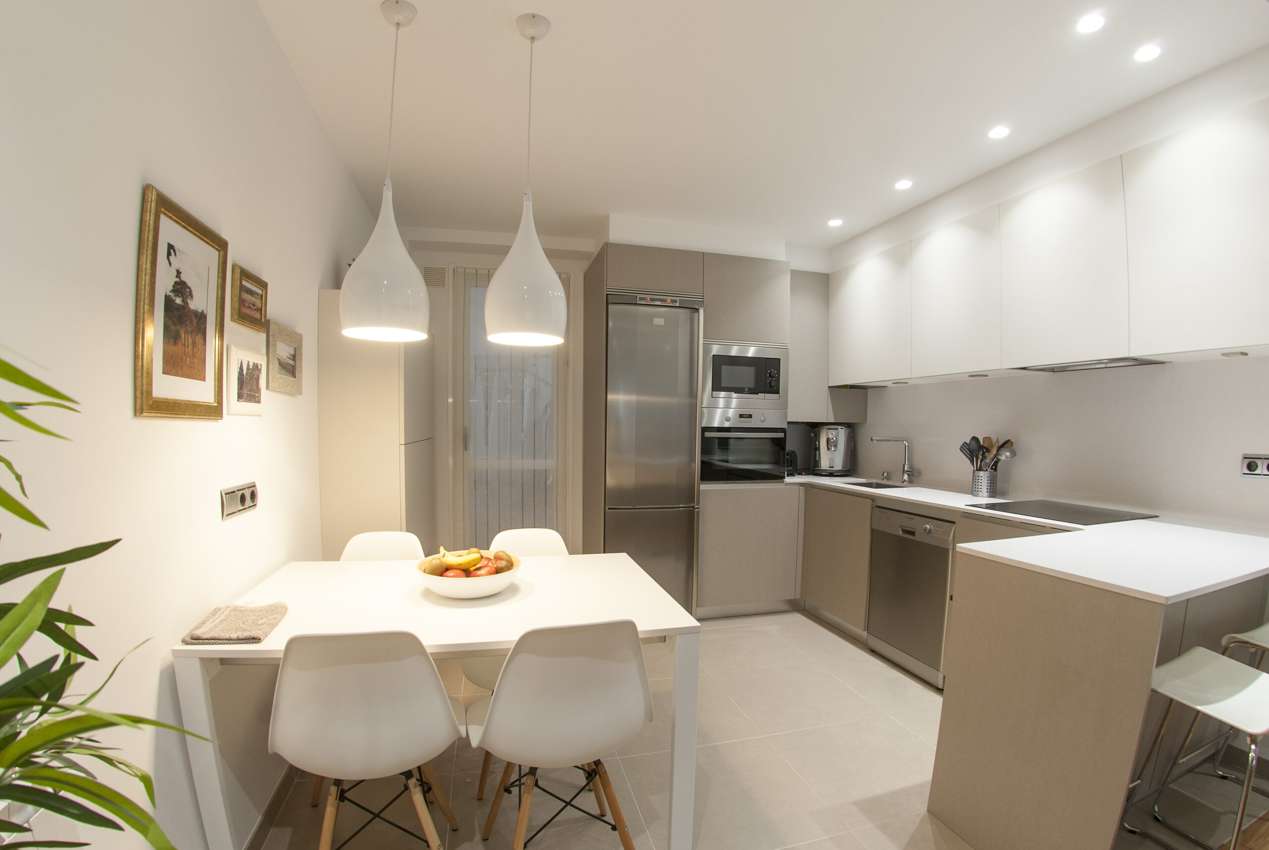 Cocina comedor con lámparas colgantes y falso techo de pladur