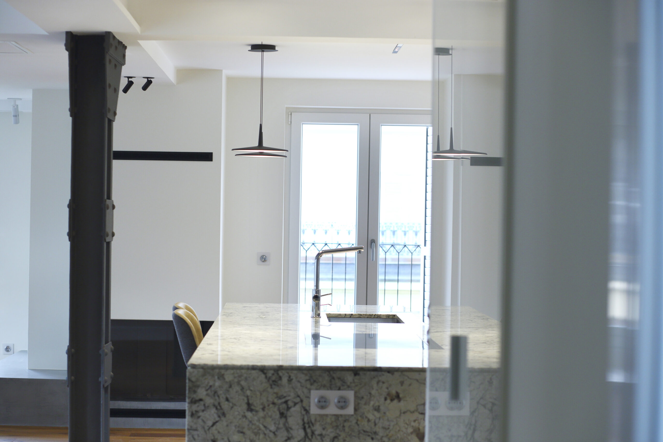 Cocina con encimera de granito y cristalera, reforma con pladur