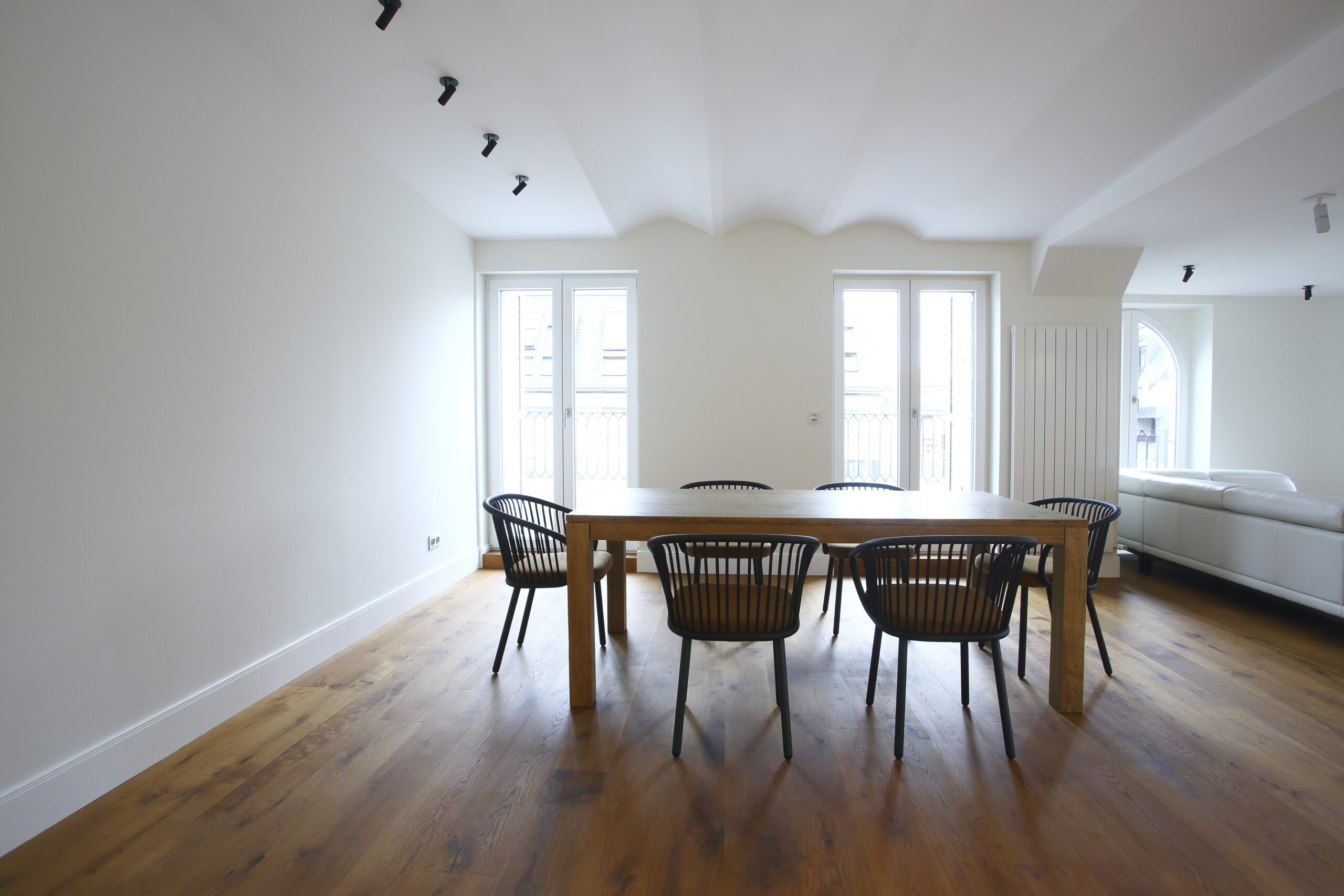 Comedor con mesa de madera y falso techo liso de pladur