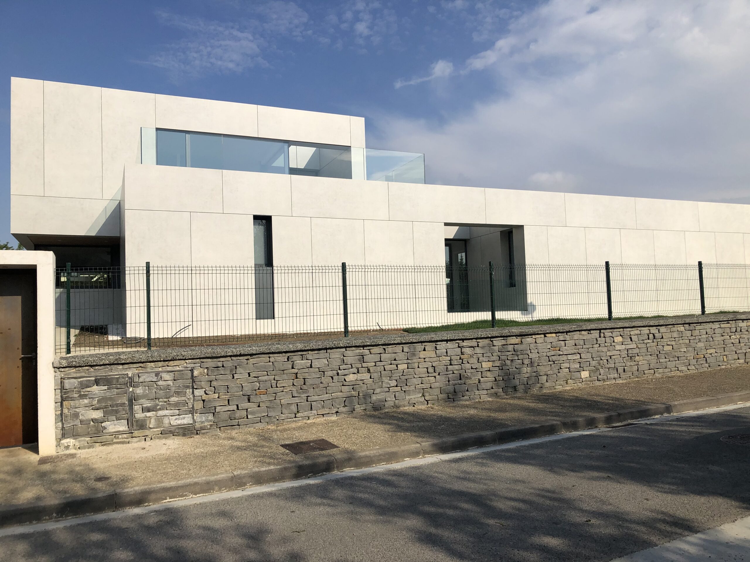 Fachada blanca de vivienda con revestimiento exterior