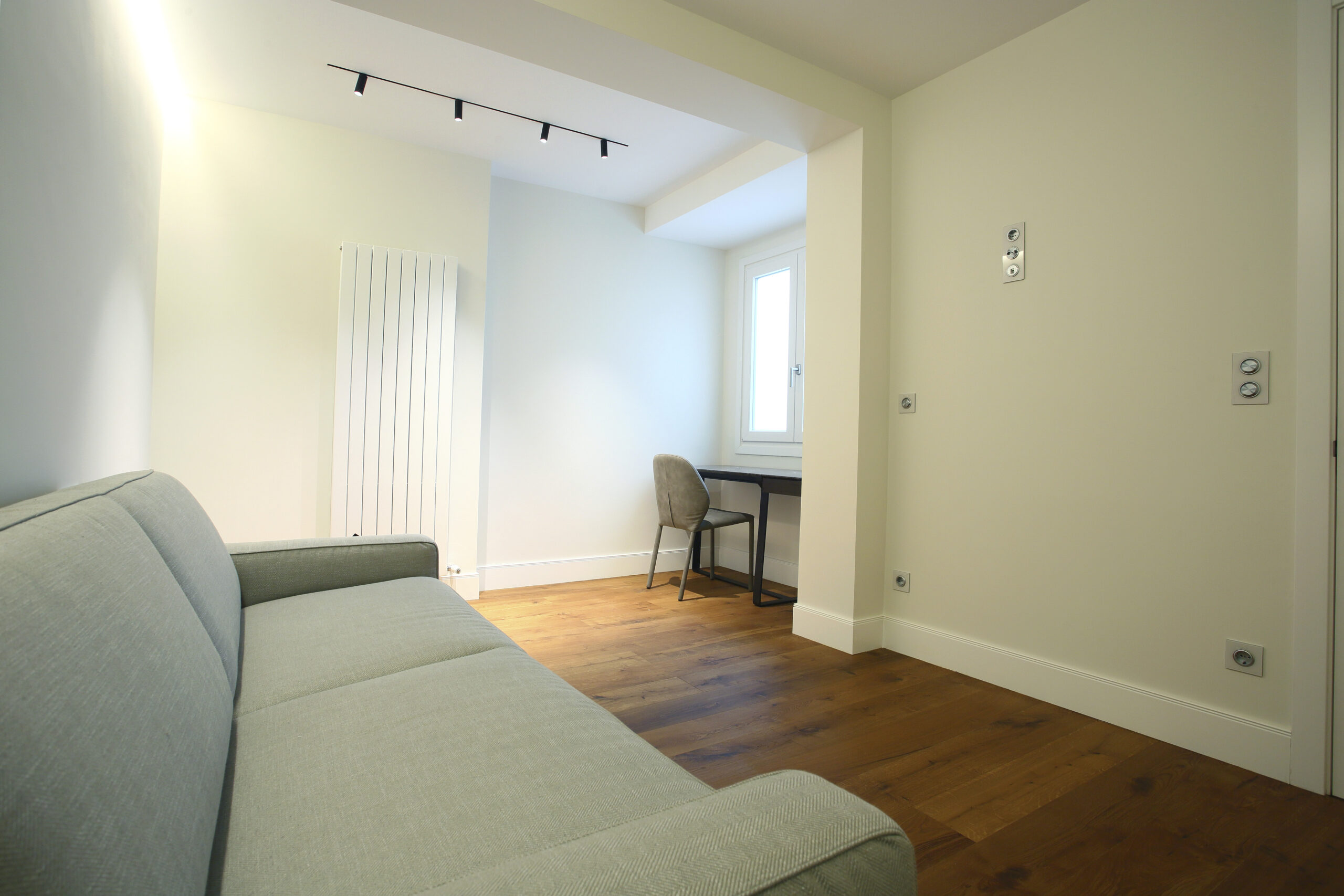 Sala de estar con tabiques de pladur y parquet, vivienda reformada en Gipuzkoa