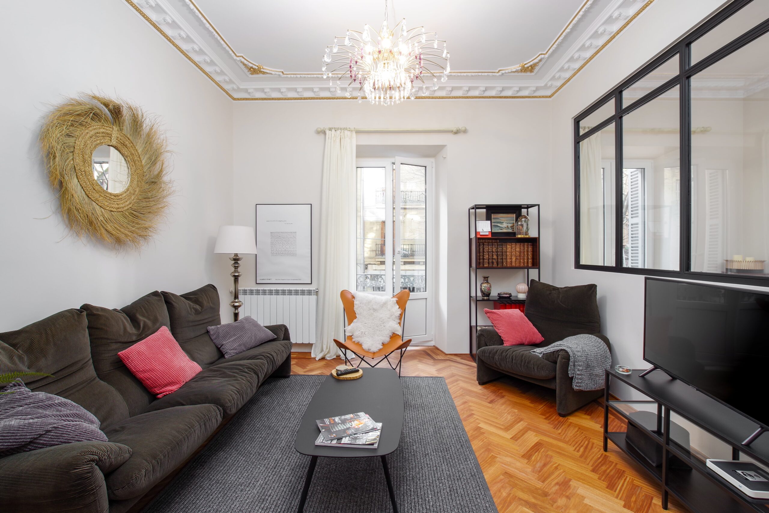Salón clásico con molduras restauradas y cerramiento acristalado