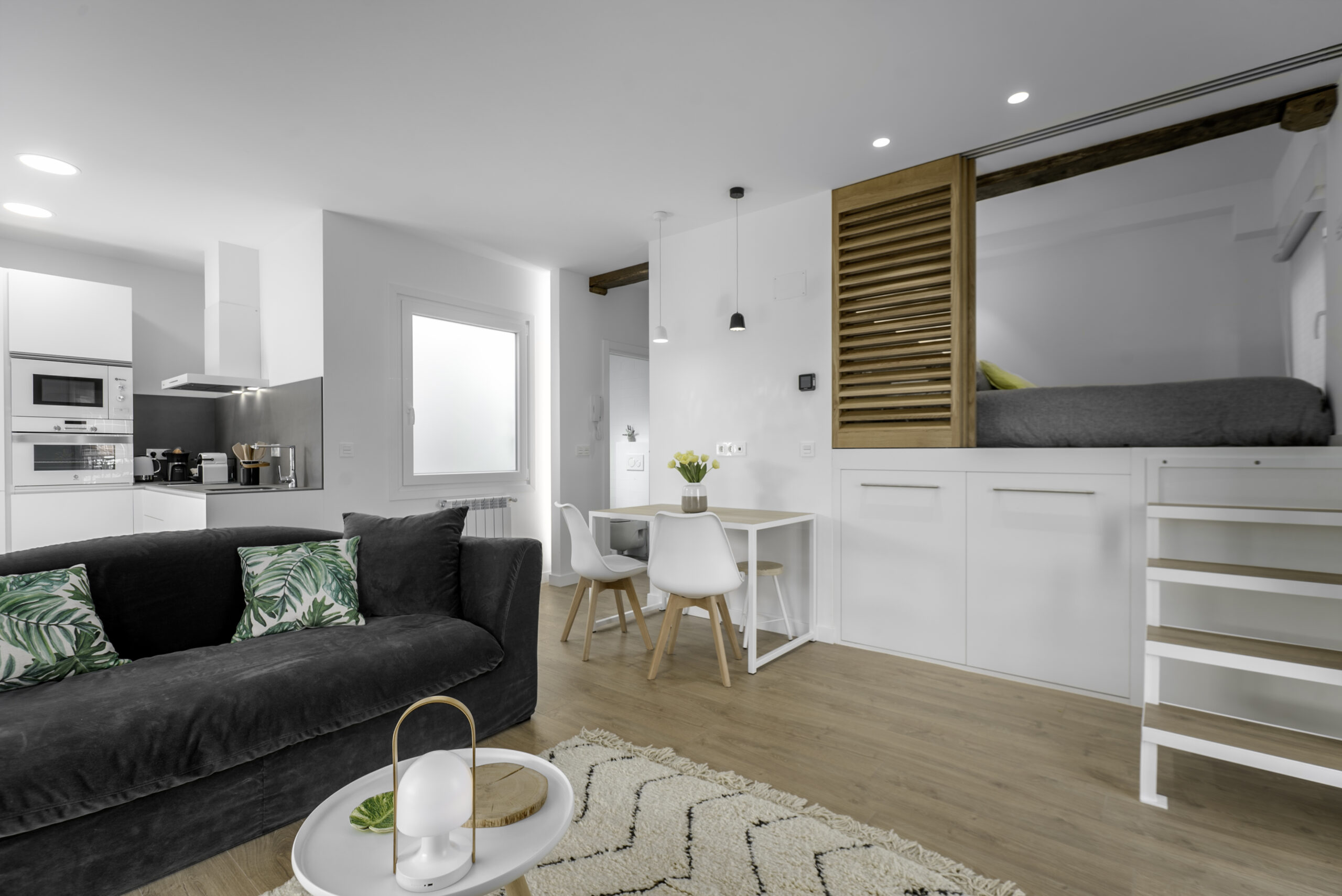 Salón comedor con tabiquería de pladur y celosía de madera