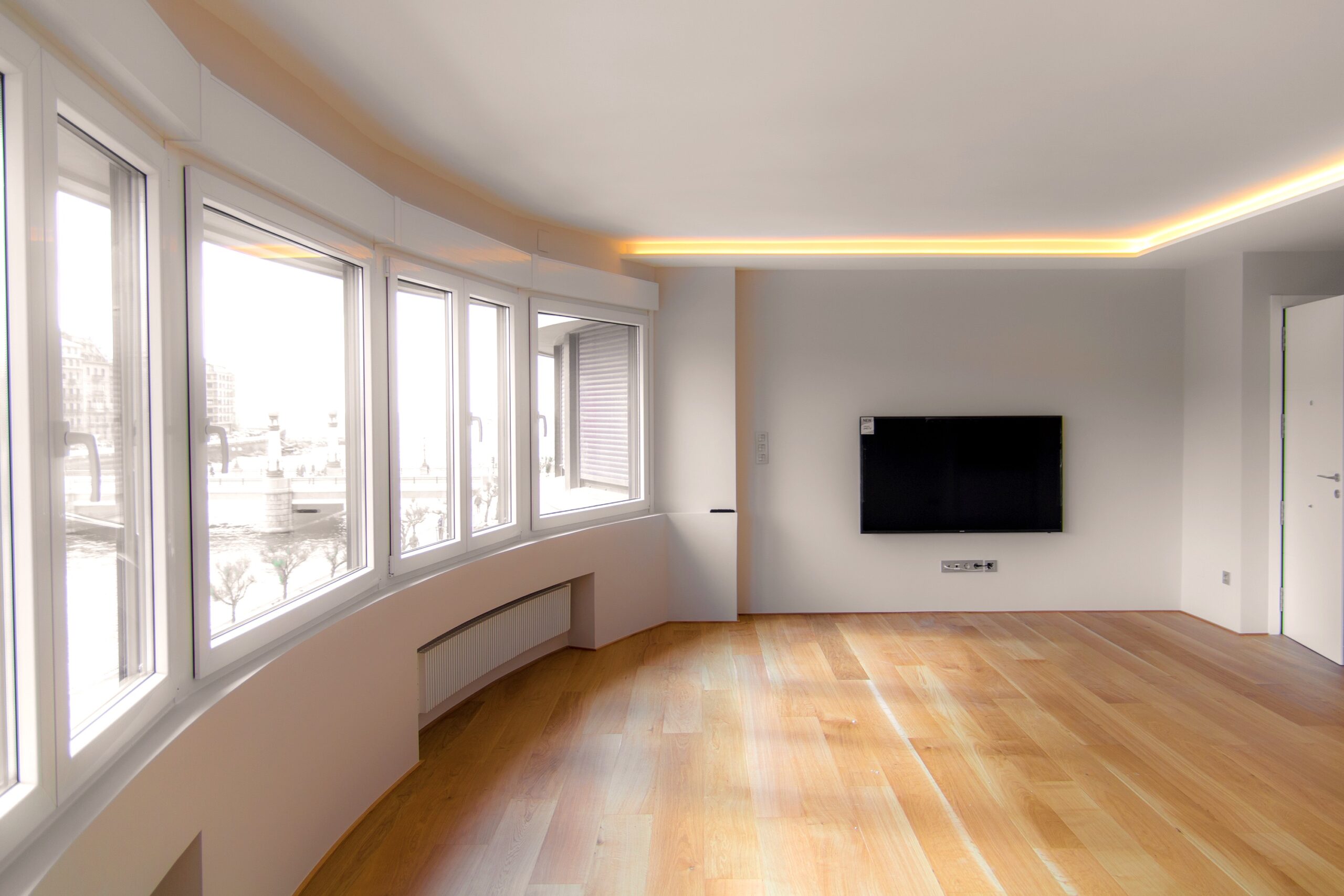 Salón con falso techo de pladur e iluminación indirecta LED en San Sebastián