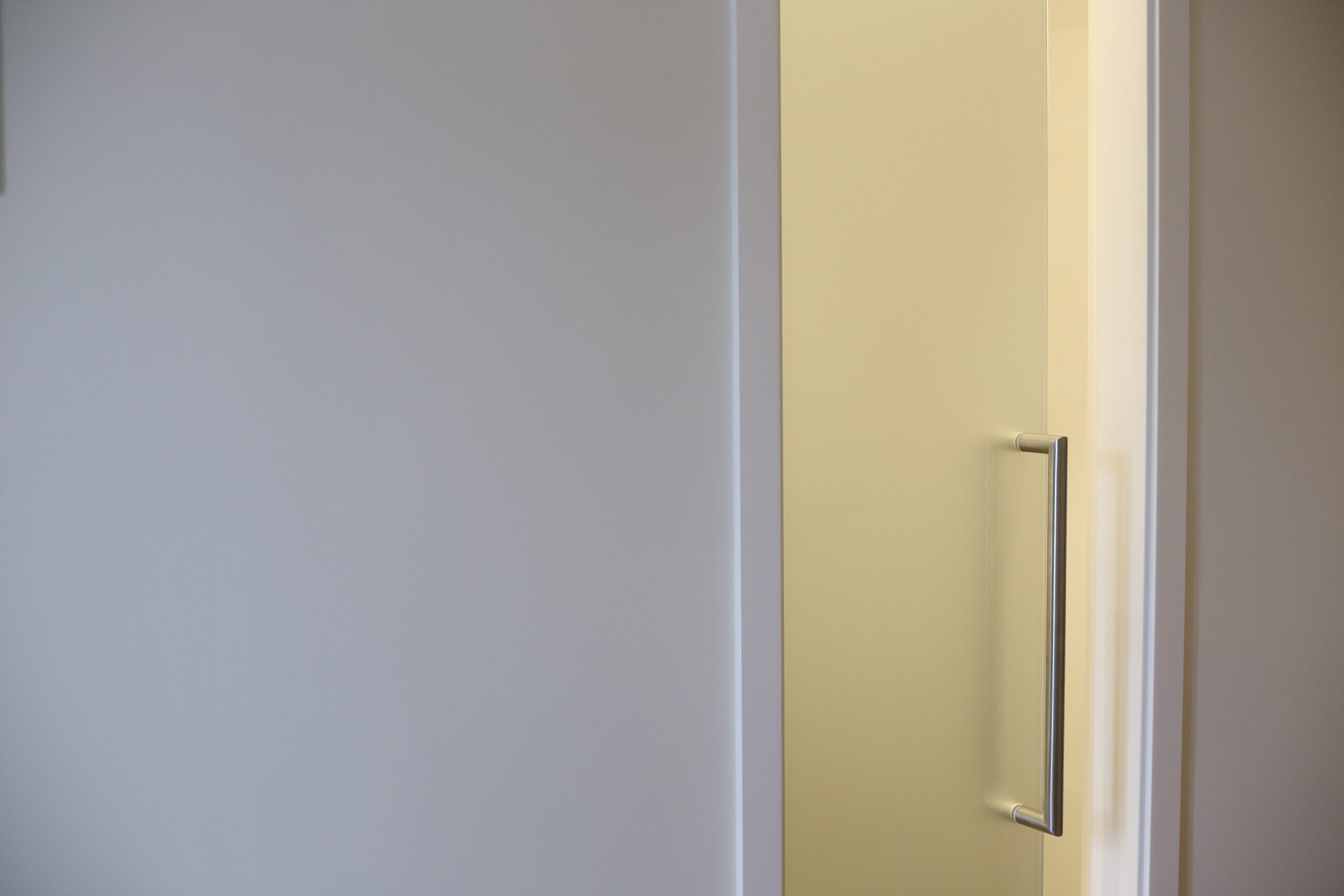 Detalle de tabique de pladur con puerta y tirador integrado